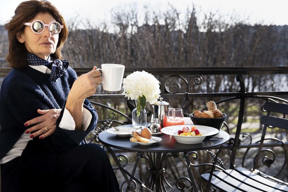 Le Damantin Hôtel&Spa Parijs Buitenkant foto A woman enjoying a breakfast at a hotel