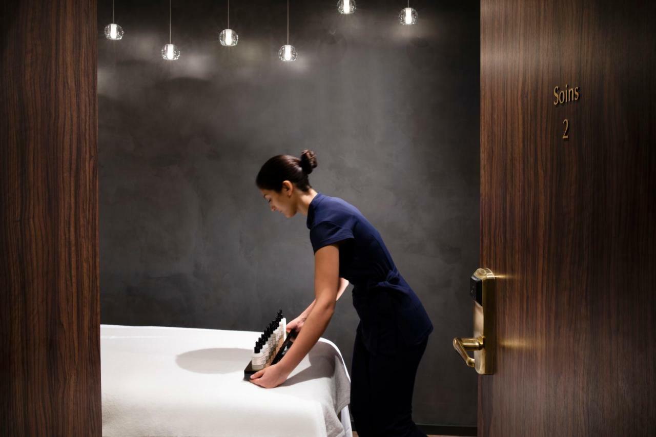 Le Damantin Hôtel&Spa Parijs Buitenkant foto A hotel maid ironing a bedsheet